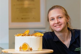 So bekommen selbst Laien eine Weihnachtstorte gebacken - Juliana Zaspel hat in ihrer Konditorei in Dresden eine fruchtig-frische, weihnachtlich gewürzte Orangen-Lebkuchentorte gebacken.