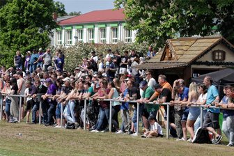 So bereitet sich der Amateurclub VfB Empor auf den Pokalkracher gegen Dynamo Dresden vor - Volle Ränge im Glauchauer Sportpark: Gegen Erzgebirge Aue begrüßte der VfB Empor im Mai 710 Zuschauer. Ob bei einem Pokalspiel gegen Dynamo Dresden auch auf dem Platz gespielt werden kann, steht noch nicht fest.