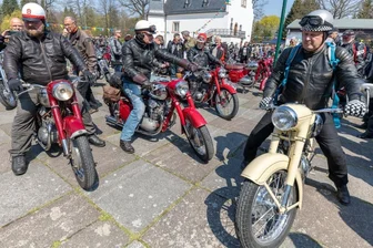 So bunt feierte das Vogtland den 1. Mai - Reger Betrieb herrschte auf der Schlossinsel Rodewisch zum Jawa-Treffen. Über 2000 Besucher bestaunten die 250 Jawa Motorräder und etwa 200 anderer Marken. 