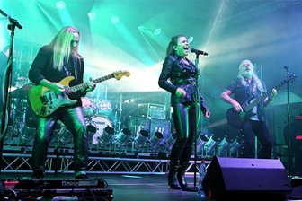 So bunt ist das Landeserntedankfest Mittweida: Das sind die Bilder des zweiten Tages - Silly, hier mit Julia Neigel, rockten am Samstagabend zum Landeserntedankfest in Mittweida im Festzelt auf dem Markt.