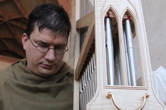So bunt ist Mittelsachsen - Beim Orgel-Mitmach-Nachmittag auf Schloß Rochsburg können Gäste selbst ein Orgelmodell bauen und dabei dem Portativ als Vorläufer von Orgeln lauschen. Am Instrument: Gästeführer Michael Kreskowsky. 