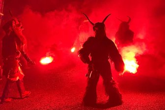 So bunt war das erste Adventswochenende im Oberen Vogtland - Ein Krampuslauf war am Samstag in der Weihnachtswelt Wohlhausen zu erleben.