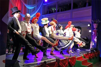 So bunt war der Bühnenball in Freiberg: Kaninchen, Henker und jede Menge Königinnen - Das Ensemble des Mittelsächsischen Theaters liefert eine farbenfrohe Vorstellung aus dem Wunderland.