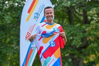 So bunt wie die Region: Kulturhauptstadt-Marathon in Chemnitz bekommt eigenes Laufshirt - Michael Kreuzkamp, Vorstandsvorsitzender der Sparkasse Chemnitz, präsentiert das Laufshirt für den Kulturhauptstadt-Marathon.