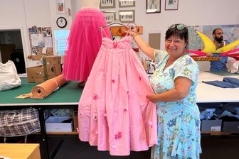 So bunt wird das Sommer-Musical: In der Zwickauer Theaterschneiderei haben die Nadeln geglüht - Obergewandmeisterin Dorit Born-Drechsler und ihr Team in der Schneiderei an der Breithauptstraße haben seit Monaten an den Kostümen für „Snow White and me“ gearbeitet.