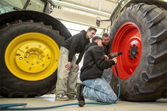 So cool sind Handwerksberufe: Wie die Branche im Vogtland mit neuen Ideen auf sich aufmerksam macht - Wer hat Interesse an einer Berufsausbildung zum Kfz- und Landmaschinenmechatroniker? Ausbilder Wilko Buchheim will bei Tom und Lukas Interesse wecken.
