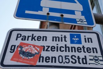 So diskutiert das Netz über Eishockey-Sticker-Flut: „Wenn Crimmitschau das Problem lösen kann, wäre es meines Wissens die erste Stadt in Deutschland“ - An mehreren hundert Verkehrszeichen in Crimmitschau befinden sich die Eishockey-Sticker.