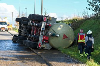 So ein Mist: Gülle-Laster kippt in Geringswalde um - Am Dienstagvormittag ist ein Gülle-Lkw auf der Mittweidaer Straße umgekippt.
