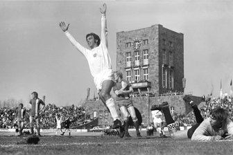 „So ein Spiel vergisst man nie“: Zwickauer Fußball-Pokalheld von 1975 wird 75 - Auf diesem Archivfoto aus dem März 1973 bejubelt Andreas Reichelt das Zwickauer Siegtor beim 2:1-Heimerfolg in der DDR-Oberliga gegen Rot-Weiß Erfurt.