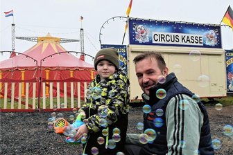 So ein Zirkus in Rossau: Familie Renz lädt in die Manege ein - Zirkus Bernardo hat sein Zelt in Rossau in der Dorfmitte am Abzweig nach Ehrenberg aufgebaut: Direktor Armando Renz mit Sohn John Bernardo.