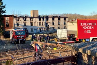 „So einen Großbrand gab es in Nossen seit Jahrzehnten nicht“: Feuerwehreinsatz an früherer Puppenfabrik - Mitglieder der FFw Nossen waren wegen des Brandes der früheren Puppenfabrik bis zum frühen Donnerstagabend am Ort des Geschehens.