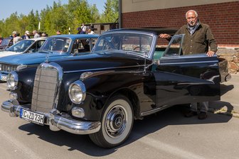 So einen Mercedes fuhr einst auch Alt-Bundeskanzler Adenauer: Oldtimer zieht die Blicke beim Verbrennertreffen im Vogtland auf sich - Gerold Zeidler aus Schönbach bei Neumark mit seinem Adenauer-Mercedes.
