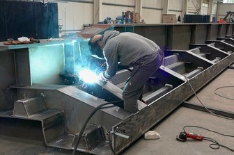 So entsteht die neue Schönthalbrücke - Die eine Hälfte der Stahlkonstruktion für die Schönthalbrücke wurde diese Woche von der Firma Metallbau Schmerbeck bei Wolkenstein zusammengeschweißt. Die andere Hälfte ist schon beim Beschichter.