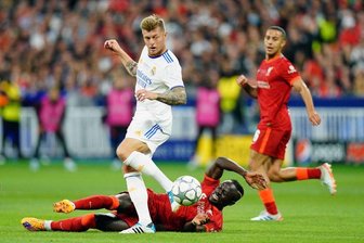 So erklärt Toni Kroos den Interview-Abbruch nach dem Champions-League-Sieg - Toni Kroos war nach dem Finale gegen Liverpool auf die Fragen eines Reporters nicht gut zu sprechen.