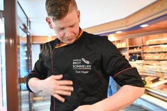 So erlebte ein Erzgebirger die Weltmeisterschaft der Brotsommeliers - Die Zunft-Jacke ist eine Extraanfertigung. Zudem darf Toni Hager auf ihr das geschützte und nur von Brotsommeliers zu tragende Logo einsticken lassen.