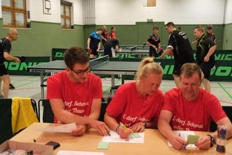 "So etwas gab es hier noch nie" - Beim Doppel-Turnier im Tischtennis hatten Moritz Nestler, Manuela Heinrich und Mirko Siegert (v.l.) in der Organisation mächtig zu tun.
