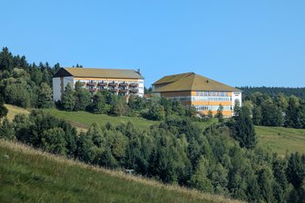 „So etwas habe ich noch nicht erlebt“ – Verkäufer will Panorama-Hotel im Erzgebirge zurück - Markanter Komplex: Das Panorama-Hotel ist von vielen Stellen in Oberwiesenthal aus gut zu sehen. Mit 125 Zimmern ist es einer der größten Beherbergungsbetriebe im Erzgebirge.
