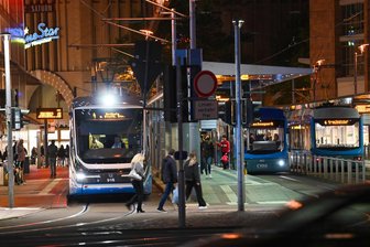 So fahren in Chemnitz Bus und Bahn rund um Weihnachten - An der Chemnitzer Zentralhaltestelle ist an den Weihnachtsfeiertagen dreimal pro Stunde Anschluss, an Heiligabend ab dem Nachmittag alle 30 Minuten.