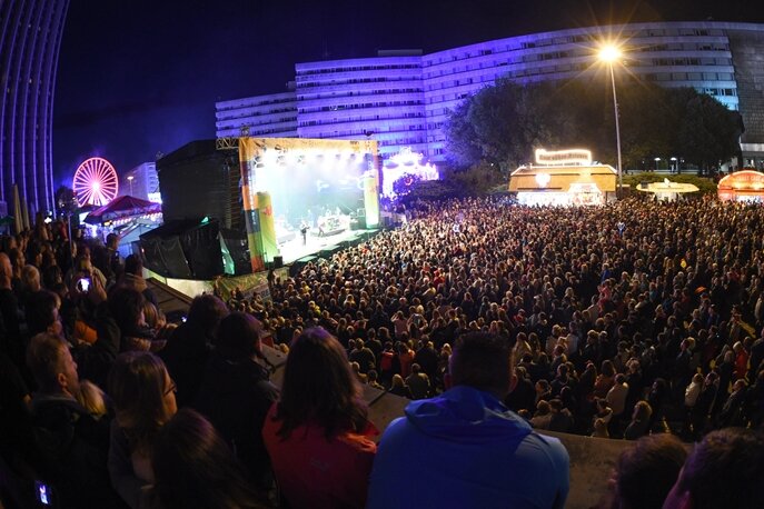So feiern die Chemnitzer ihr Stadtfest - Tausende drängten sich am Samstagabend vor der Bühne auf der Brückenstraße.