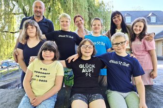 So feiern die Flöhaer Förderschüler Jubiläum im Lehrkombinat - Hans Fischer (l.), Leiter der Dr.-Lothar-Kreyssig-Förderschule Flöha, Erzieherin Peggy Weber (hinten Mitte) und Pädagogin Anja Krumpholz (hinten 2. v. r.) mit den Kindern der Mittelstufe 1.