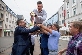 So feiern die Plauener ihren Weltmeister Robert Golenia - Hoch soll er leben: Robert Golenia wird nach der Rückkehr als Weltmeister gefeiert. Unter den Gratulanten sind Plauens OB Steffen Zenner und der neue Landrat Thomas Hennig. Ganz rechts: Trainer Frank Hannich. 