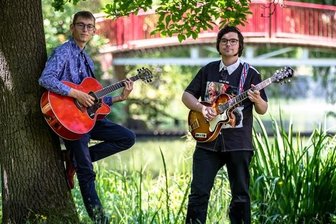 So feiert Burgstädt durch den Sommer - Michael Ranalli (rechts) und Gastmusiker Eric Lenz spielen im Burgstädter Wettinhain Gitarre. Vorbereitung auf das Konzert am 2. Juli.