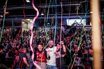 So feiert Chemnitz den Titelgewinn der Niners: Die Messe bebt beim Public Viewing - Etwa 2000 Fans fieberten und feierten in der heimischen Messe mit den Basketballern in Istanbul.