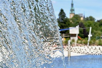 So feiert das Freiberger Johannisbad seinen 20. Geburtstag - Rico Heidemann mit Sohn Bill (9) aus Lichtenberg im Freibad.