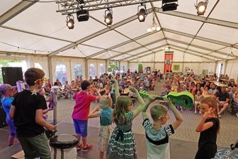 So feiert Dennheritz nach Corona-Pause - In einem gut gefüllten Festzelt haben die Mädchen und Jungen aus dem "Pfiffikus" ihr Programm präsentiert. 