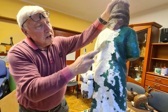 So feiert der Schnitzverein Venusberg seinen 60. Geburtstag - Der Vereinsvorsitzende Stefan Haase restauriert eine Pyramidenfigur.