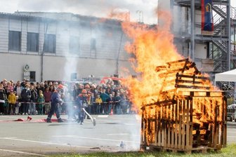 So feiert die Feuerwehr Stadtmitte - Höhepunkt des Festes war eine Schauübung am Samstagnachmittag auf dem Gelände der Feuerwehr am Poeppigweg.