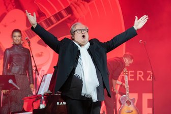 So feiert Heinz Rudolf Kunze sein Jubiläumsalbum „Dein ist mein ganzes Herz“ in Bad Elster - Heinz Rudolf Kunze begeisterte im ausverkauften Naturtheater in Bad Elster mit Liedern aus seinem Album „Dein ist mein ganzes Herz“.