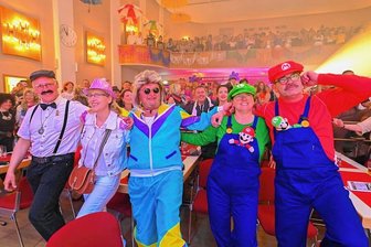 So feiert Reichenbach 60 Jahre Tennisfasching - 950 Besucher haben im Reichenbacher Neuberinhaus gefeiert.
