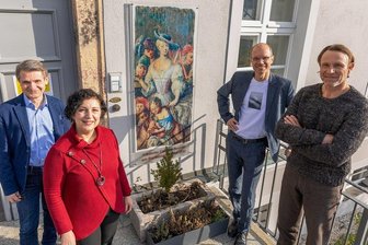 So feiert Reichenbach den 325. Geburtstag der Neuberin - Fototermin vor dem Neuberin-Museum. Am Dienstag steht "Sachsenklinik"-Star Bernhard Bettermann (rechts) mit dem Neuberin-Trio Sarah und Artashes Stamboltsyan (links) sowie Peter Manz auf der Bühne des Neuberinhauses, um der Namensgeberin von Häusern und Ensemble zum Geburtstag zu gratulieren. 