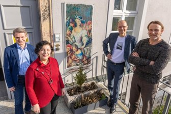 So feiert Reichenbach die Reformatorin - Fototermin vor dem Neuberin-Museum. Am Dienstag steht "Sachsenklinik"-Star Bernhard Bettermann (rechts) mit dem Neuberin-Trio Sarah und Artashes Stamboltsyan (links) sowie Peter Manz auf der Bühne des Neuberinhauses, um der Namensgeberin von Häusern und Ensemble zum Geburtstag zu gratulieren. 
