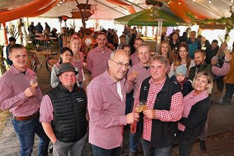 So feiert Seifersbach: Weinfest lockt mit edlen Tropfen wieder Hunderte Besucher an -  Der Verein der Weinfreunde Seifersbach um Thomas Firl (l.) und Andreas Beyer, die sich hier zuprosten. Foto: Falk Bernhardt