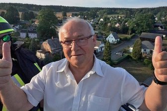 So feiert Tirpersdorfs scheidender Bürgermeister Reiner Körner seinen Abschied - Hoch hinaus ging es für Tirpersdorfs scheidenden Bürgermeister Reiner Körner (60): Zum Abschied durfte er mit der Drehleiter der Freiwilligen Feuerwehr Oelsnitz einen luftigen Blick auf seine Gemeinde werfen.