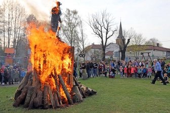 So feierte die Region in den Mai - ... wo die Attrappe zur Freude der zahlreichen Besucher aus Hilbersdorf und Umgebung in Flammen aufging. 