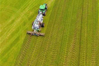 So feucht wird der Frühling im Erzgebirge - Auf einem Feld zwischen Hohndorf und Großolbersdorf bringt die Bauernland Agrar-AG Gülle aus.