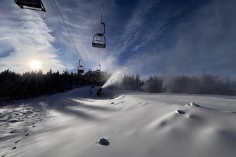 „So früh wie nie“: Skiarena Eibenstock startet Skibetrieb im Erzgebirge - Die Skiarena Eibenstock startet mit Wochenbeginn in die Wintersaison.