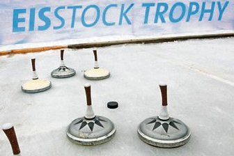 So funktioniert das Eisstock-Schießen - Zwei schwarze Stöcke sind hier näher an der Daube als der erste weiße. Am Ende dieses Durchgangs gibt es also zwei Punkte für Schwarz.
