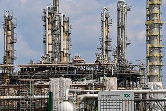 So funktioniert die Abkehr vom russischen Öl - In der Erdölraffinerie PCK im brandenburgischen Schwedt kommt Rohöl aus Russland über die Druschba-Pipeline (Freundschaft) an. Der russische Energiekonzern Rosneft hatte im vergangenen Jahr einen Großteil der Erdölraffinerie PCK übernommen. 