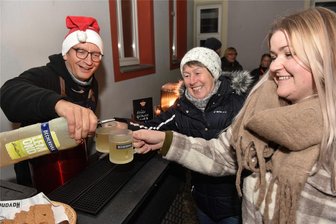 So geht der Adventspunsch 2023 von Bar-Meister Tilo Erdmann aus Flöha - mit Rum und Cranberry - Ein Türchen im lebendigen Adventskalender in Flöha öffnete sich bei Tilo Erdmann. Der kredenzte Silke Schlösser und Celine Schwabe (v. l.) Punsch.