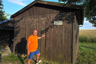So geht Dorferneuerung: Fraureuther heimsen Geld für in die Jahre gekommenes Vereinsgebäude im Waldbad ein - Schwimmmeister René Dietsch ist froh, dass die in die Jahre gekommene Vereinshütte im Fraureuther Waldbad endlich eine Runderneuerung erhält. Für die Modernisierung haben sich Gemeinde und Wasserfreunde-Verein zusammengetan.