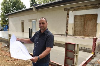 So geht es an der Oelsnitzer Vogtlandsporthalle weiter - Jens Taubert hat den Anbau an der Vogtlandsporthalle in Oelsnitz geplant. Am Freitag wurde die Bodenplatte gegossen.