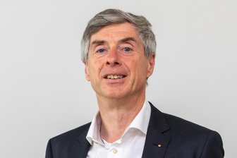 So geht es der Volksbank Vogtland-Saale-Orla: „Intensivere Geschäfte mit weniger Kunden“ - Vorstand Andreas Hostalka. Kollegin Uta Ritter war bei Vorlage der Zahlen 2024 verhindert.