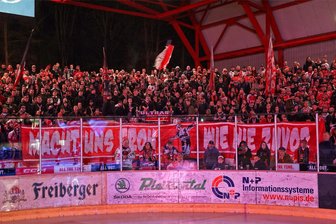 So geht es für die Eispiraten Crimmitschau an Ostern weiter: Von Saisonende bis Sachsenderby ist alles möglich - In der Heine-Kurve hängt ein Plakat mit den Worten „Macht uns froh - wie nie zuvor.“ Ob es auch an Ostern ausgerollt wird, entscheidet sich am Dienstagabend.