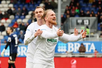 So geht es mit dem FC Erzgebirge Aue und Leistungsträger Stefaniak weiter - Beim Auswärtssieg vor vier Wochen gegen Wehen Wiesbaden war Marvin Stefaniak (vorn) noch einer der Torschützen. Zwar fehlte er seither verletzungs- und krankheitsbedingt, doch auch in den kommenden Spielzeiten wird der Linksaußen für die Veilchen jubeln.