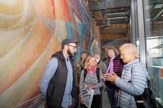 So geht es mit der Restaurierung des Rathaus-Kunstwerkes in Plauen weiter - Restaurator Martin Fliedner (links) und die Plauener Denkmalschützerin Dagmar Groß (Mitte) standen den Interessenten bei einer Führung am Wandbild von Karl-Heinz Adler und Friedrich Kracht Rede und Antwort.