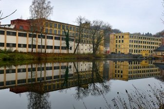 So geht es weiter an der ehemaligen Baumwollspinnerei - Die einstige Baumwollspinnerei an der Zschopau: Im großen Industriegebäude rechts nimmt nun das Jobcenter die Arbeit auf. In der Fabrik links sollen Wohnungen entstehen. Das parallel stehende Gebäude am Ufer kommt weg.